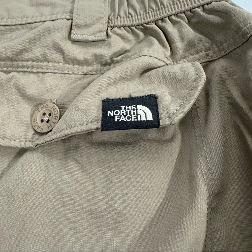 J78. The North Face Men's Khaki Cargo Pants (M Short)